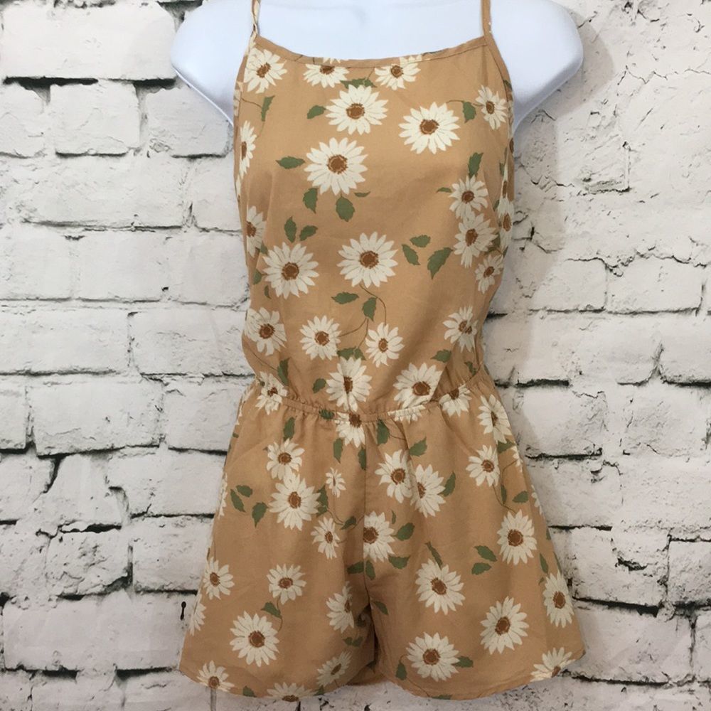 NWOT Fifty Street cute daisy romper